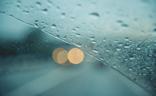 Когда на улице идет дождь, а также если он прошел не так давно, на дорогах нужно быть особенно осторожным.