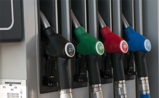 Бензин называется по-разному, но производители и владельцы АЗС твердят почти одинаковую информацию о нем.