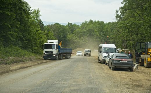 Часто приходится ехать по незнакомой трассе, где водителю трудно предугадать какой дорожный сюрприз притаился за вершиной холма