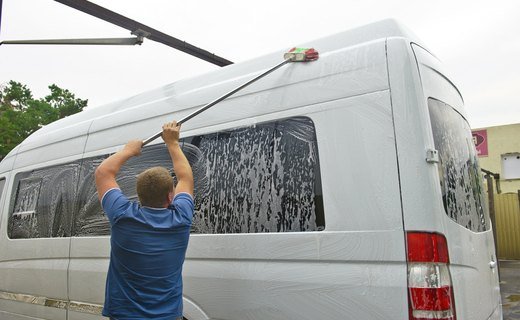 Многие автолюбители, особенно с наступлением тепла, предпочитают мыть машину самостоятельно, но не везде это можно делать