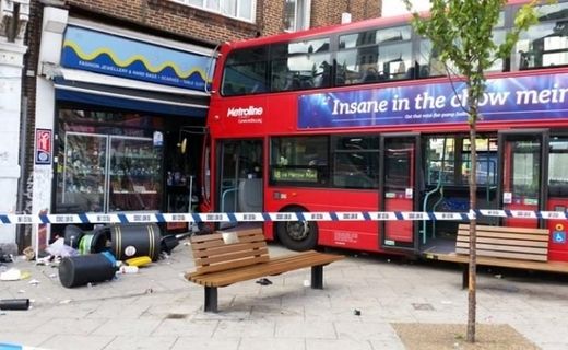 Лондонский двухэтажный автобус въехал в витрину магазина на улице Харлсден Хай-стрит