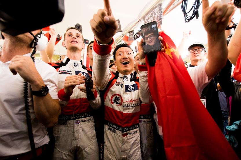 Пилоты команды Jackie Chan DC   Racing поздравляют Джеки Чана с победой в LMP2