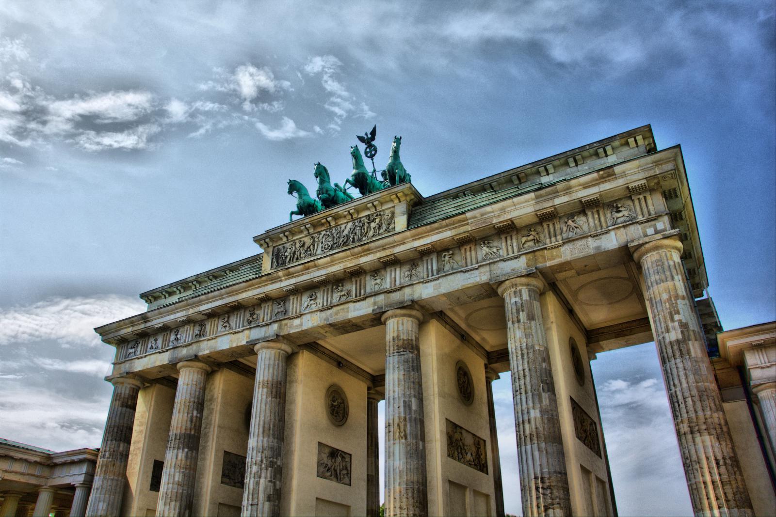 Бранденбургские ворота являются символом Германии. Долгие годы они служили символом разделённых Германии и Берлина, а после 1989 года стали воплощением воссоединения страны.