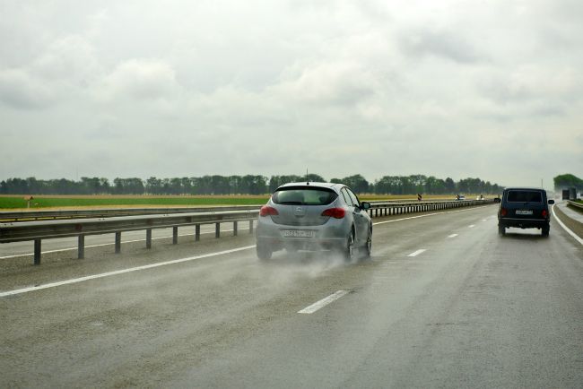 В дождливую погоду шины имеют меньшее сцепление с дорожным покрытием.