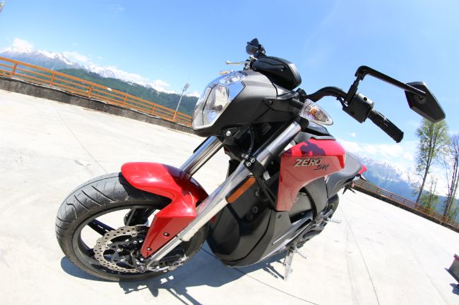 Все электромотоциклы Zero SR комплектуются только батареями повышенной емкости.