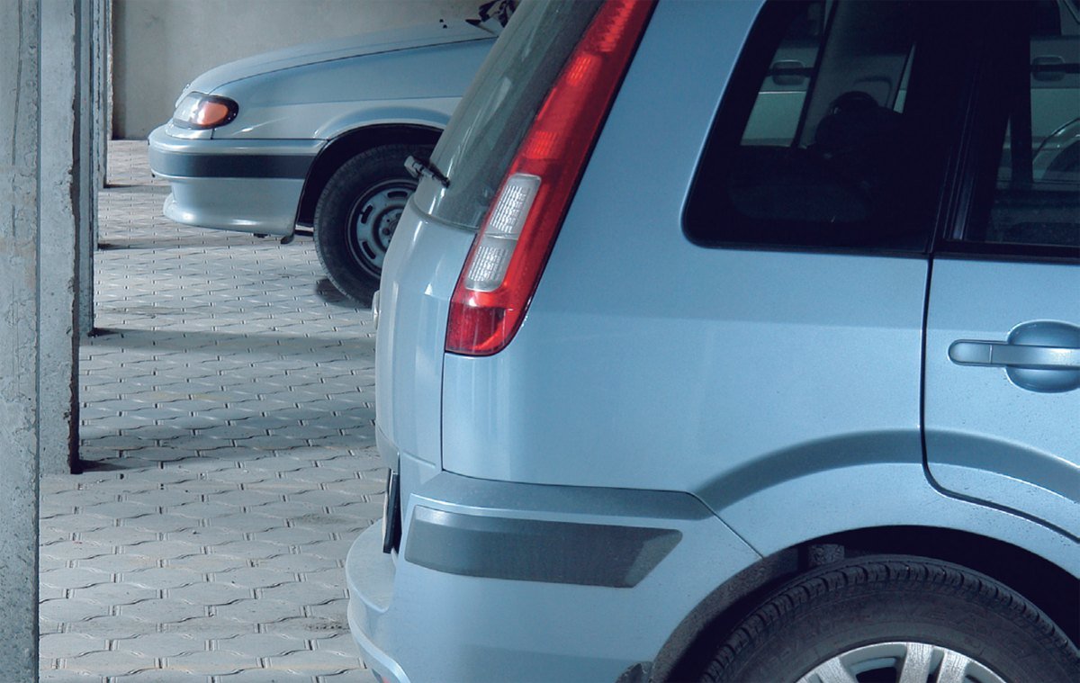 В паркинге на автомобиль отводится от 12 квадратных метров. Если вы приобретете машиноместо в собственность, дополнительно, как правило, придется оплачивать коммуналку и охрану. 