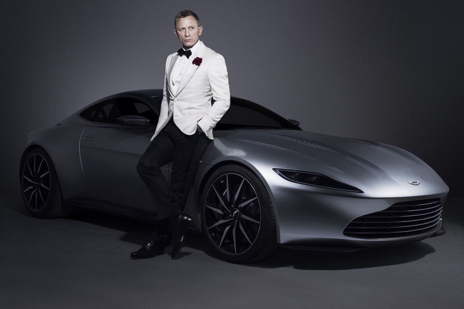 Дэниэл Крейг в роли Джеймса Бонда и Aston Martin DB10 