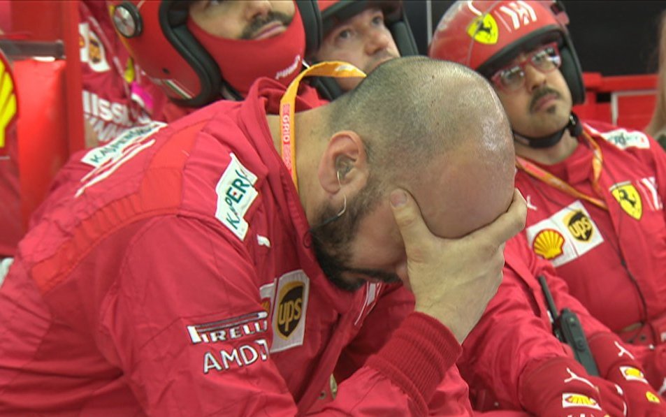 Реакция на поломку Леклера в гараже Ferrari