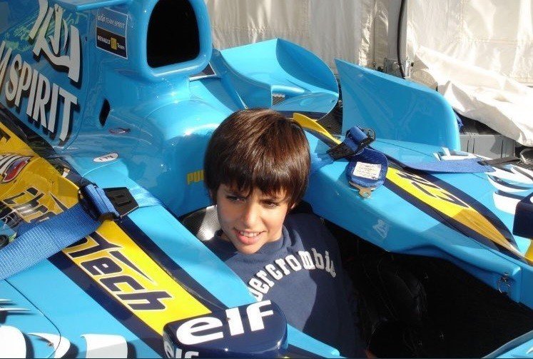 Совсем юный Карлос сидит в болиде Renault