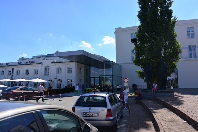 Гостей на входе в музей Škoda встречают бронзовые скульптуры создателей марки, энтузиастов велоспорта, Вацлава Лаурина и Вацлава Клемента.