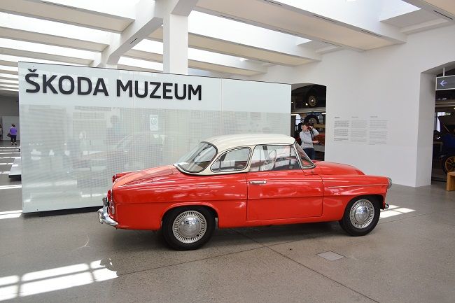 Плата за вход в музей Škoda без услуг экскурсовода составляет 70 чешских крон. Если Вам интересно послушать историю марки Škoda на русском языке, это удовольствие обойдется в 130 крон. Такая же экскурсия с посещением завода - в 200 крон.