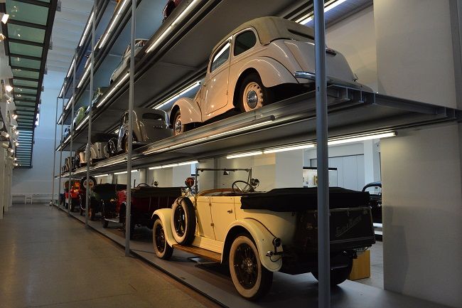 В «Реставрационной зоне» показано поэтапное создание автомобиля Škoda 30-х годов. 