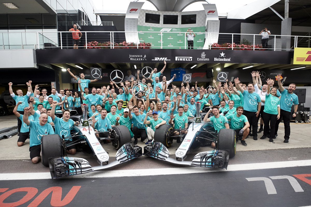 Команда Mercedes празднует пятый чемпионский титул 