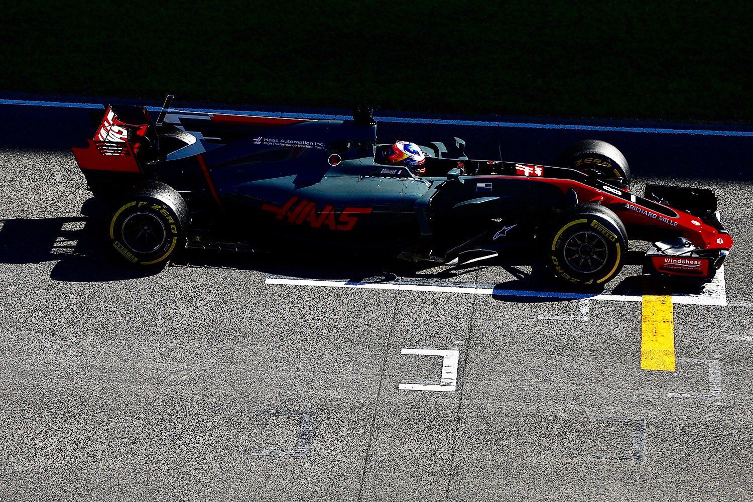 Болид Haas VF17 на тестах в Барселоне