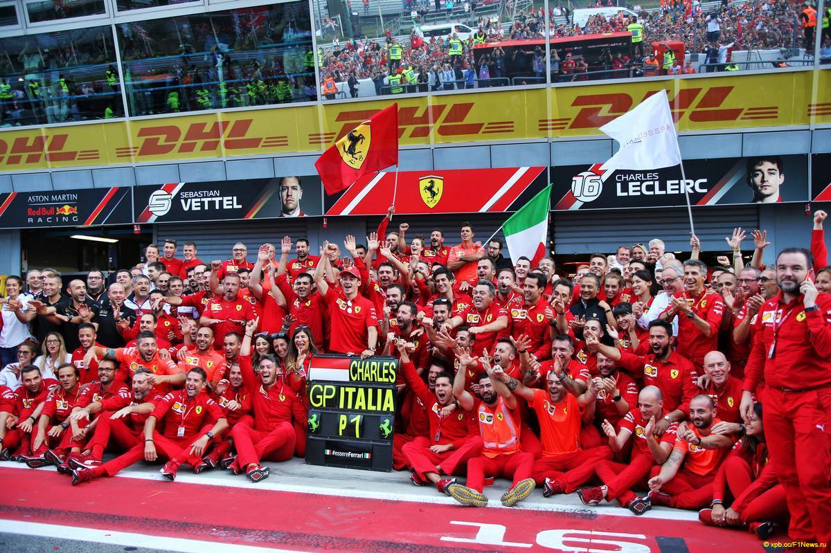 Команда Ferrari празднует победу