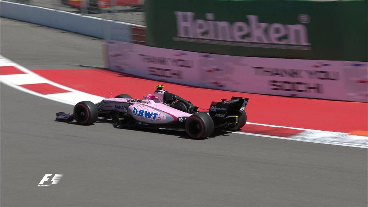 Эстебан Окон (Force India)  потерял крышку двигателя