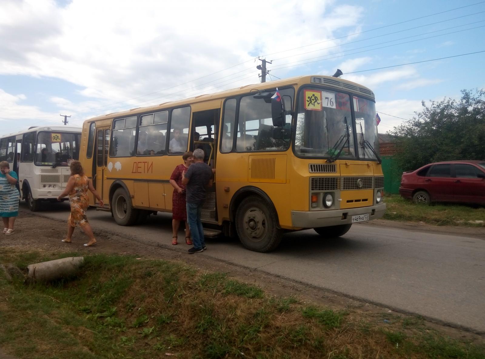 А это автобусы, на которых ездят школьники Кубани