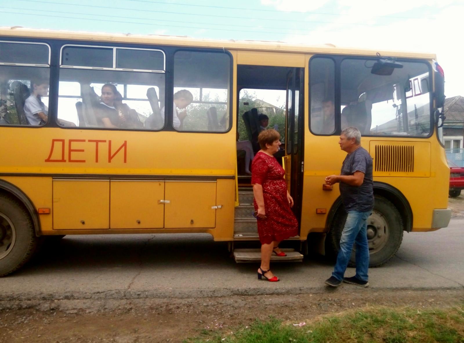 Дополнительная ступенька, поручень и освещение - так обязана выглядеть входная группа в школьный автобус. 