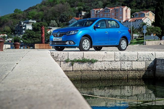 Renault Logan 2015 ни в коем случае не собирается сдавать свои лидирующие позиции и остается одним из первых в списках продаваемых бюджетных автомашин.