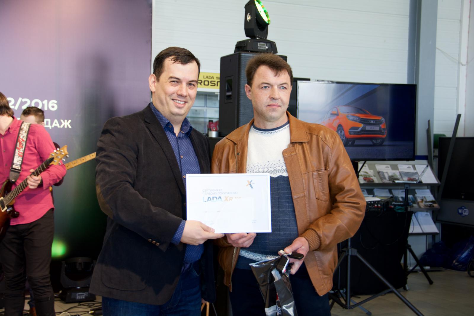 Первым краснодарским покупателем Lada XRay в компании «Юг-Авто» стал Михаил Усачев, сделавший подарок своей семье. Михаил Николаевич сделал выбор в пользу отечественного семейного автомобиля.