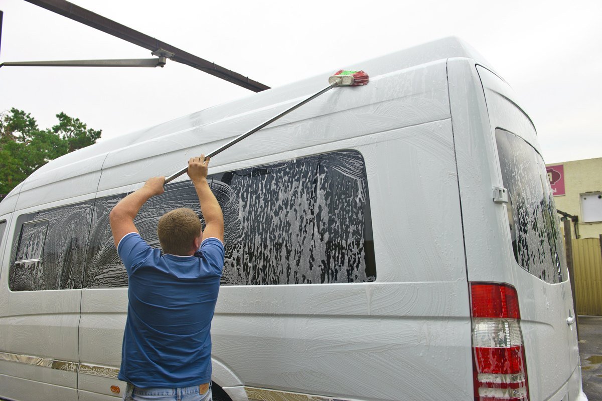 Многие автовладельцы предпочитают мыть машину самостоятельно, однако закон разрешает делать это далеко не везде. 