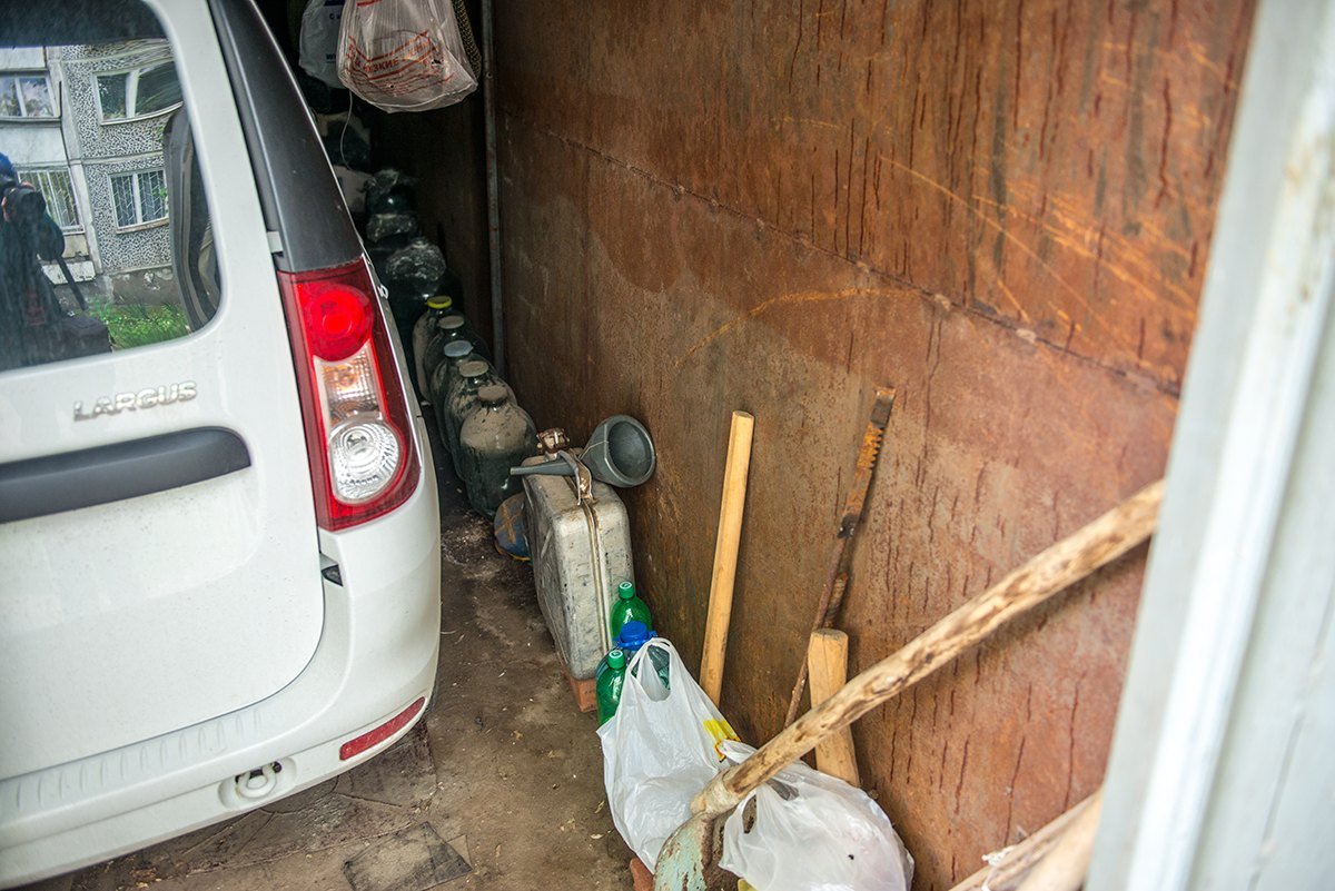 В гараже можно разместить не только машину, но и множество вещей, которым не нашлось места в квартире, на балконе или в кладовке. 