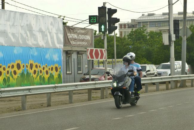 Маленький, юркий скутер со своими крошечными колесиками протиснется там, где водителю мотоцикла не хватит места.