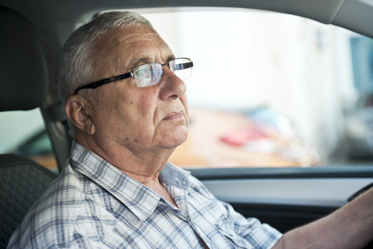 Пожилой мужчина москва. Дед за рулем. Старик за рулем. Пожилой таксист. Пожилой за рулем.