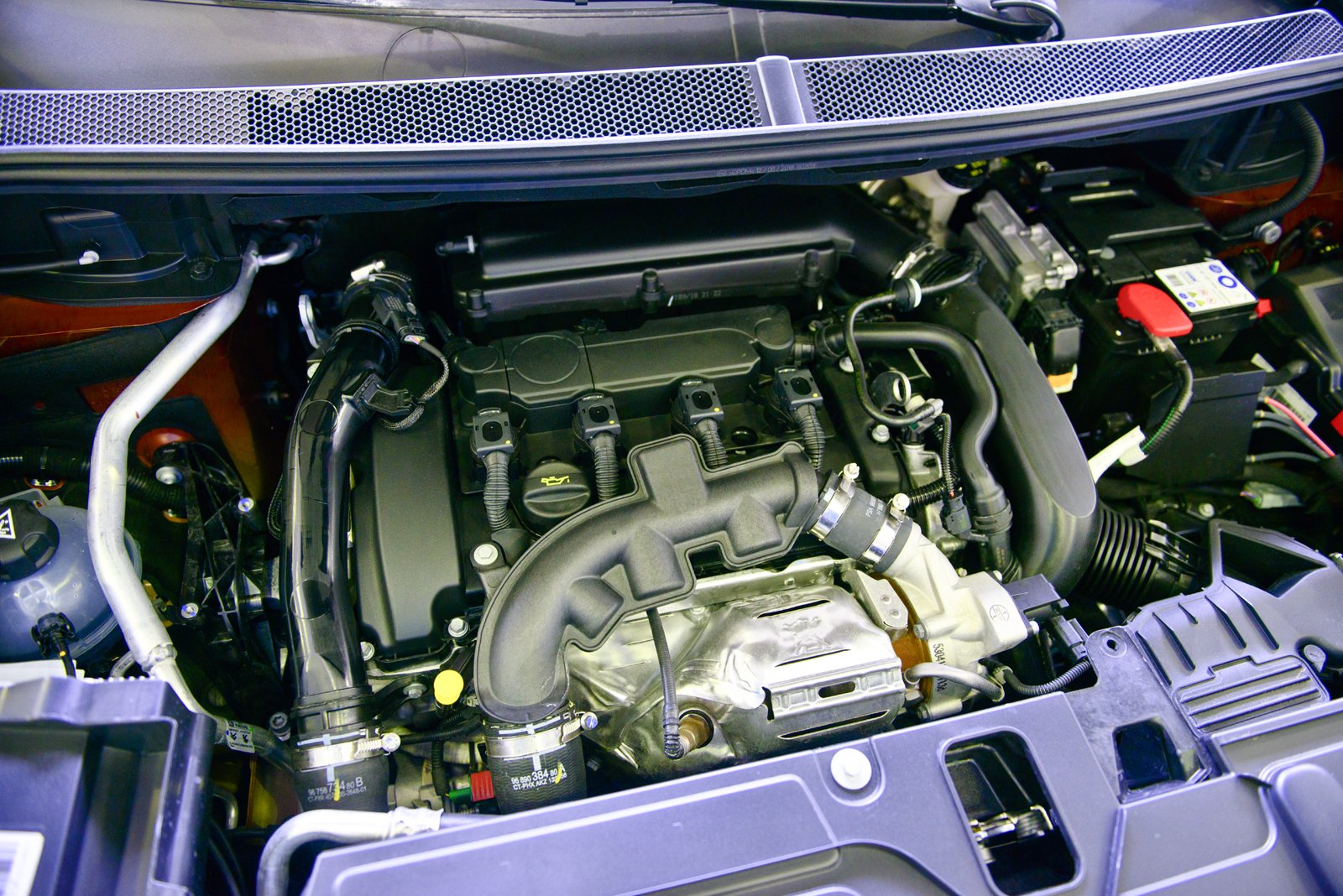 Peugeot 3008 дизель. Двигатель Пежо 3008. Мотор Пежо 3008 турбо. Peugeot 3008 Turbo мотор. Вид двигателя Пежо 3008 турбо.