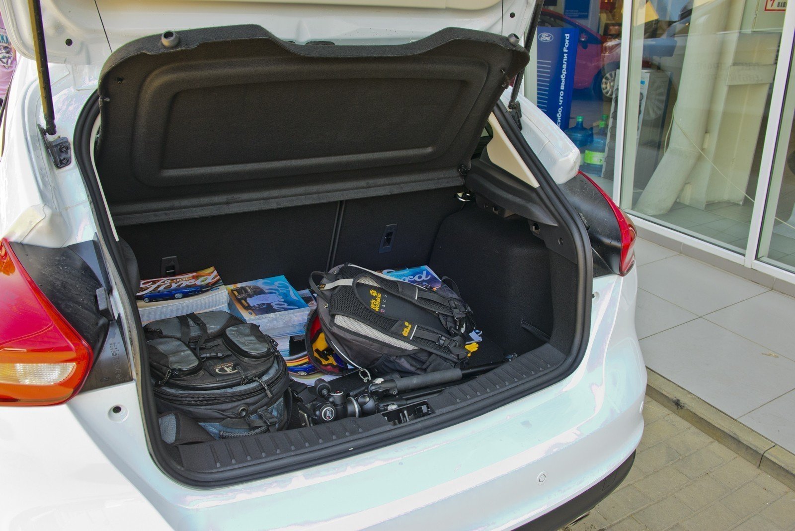 Багажник Ford Focus 4 в кузове «хэтчбек» имеет вместимость 316 литров (1215, если сложить спинки задних сидений). У универсала вместимость 476 (1502) л, у седана — 421, и задние спинки не складываются.