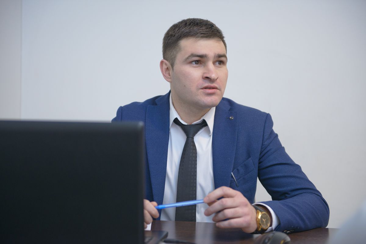 Олег Хугаев стал руководителем отдела продаж не так давно, а до этого более трех лет проработал в этом же салоне менеджером по продажам автомобилей.