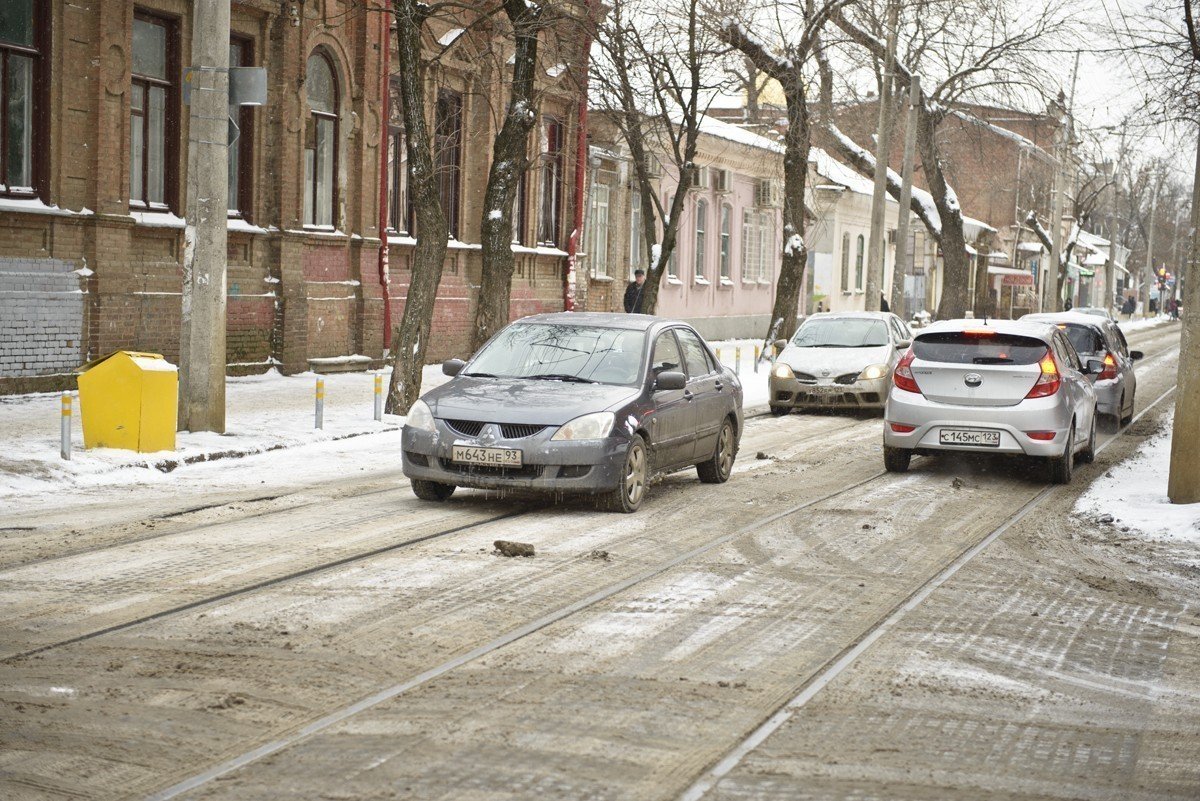Зимой автомобили резвее, и это правильно, вон сколько препятствий приходится им преодолевать.
