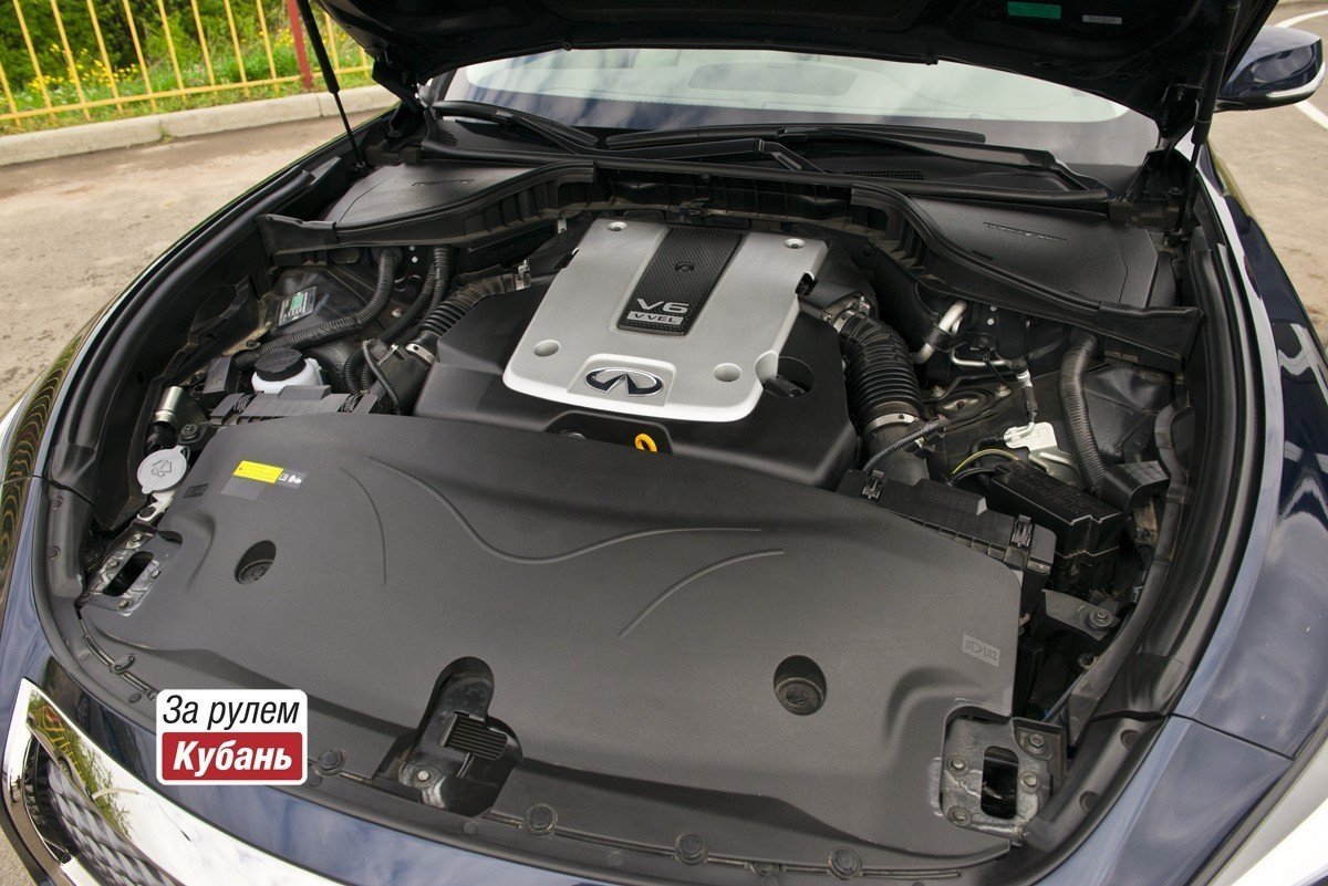 Под массивным капотом Infiniti Q70 находится не менее массивный и объемный бензиновый мотор V6 объемом 3,7 литра с 333-мя лошадиными силами в активе. Максимальный крутящий момент силового агрегата составляет 363 Нм.