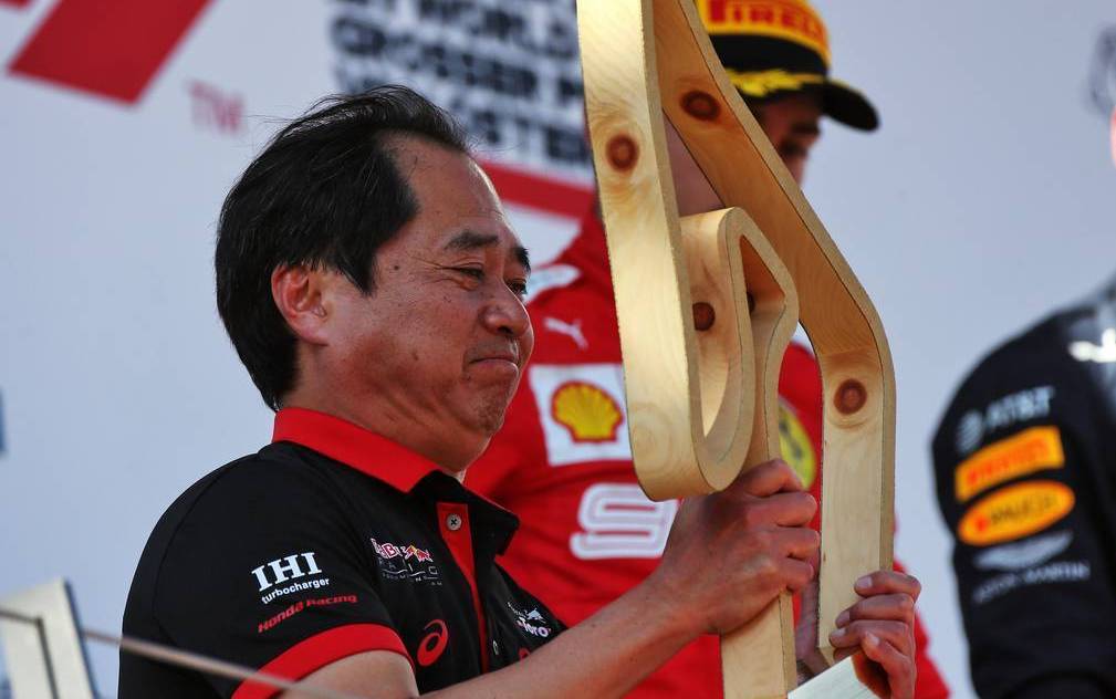 Глава Honda F1 Тойохару Танабе с призом за победу в гонке